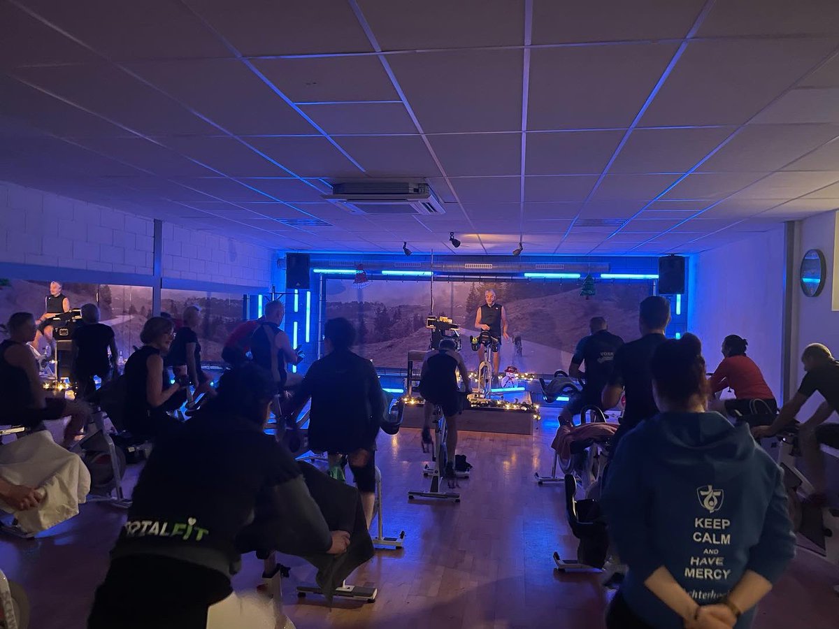 BerryBeing's tweet image. Laatste spinningles van het jaar @totalfitwehl 125x in 2022. Afsluiting met #oliebollen. Mooie jaarwisseling en een sportief 2023, voor mezelf als hoogte punt deelname aan Bergh in het Zadel.

donaties.berghinhetzadel.nl/actie/berry-ev…