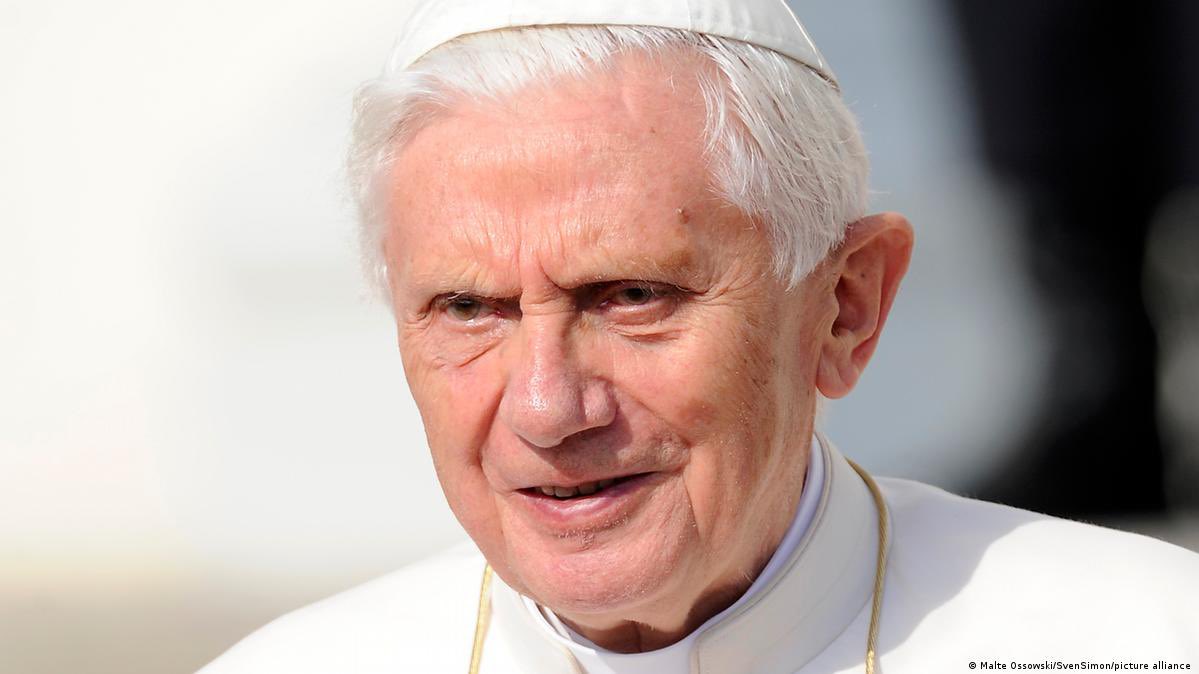 letemoinhaiti's tweet photo. L’ancien pape Joseph Ratzinger, plus connu sous le nom de Benoît XVI est mort ce samedi à l’âge de 95 ans. Il avait renoncé à sa fonction en 2013 évoquant des raisons de santé. #letemoinhaiti #PopeBenedictXVI #BenoitXVI #haiti #vatican #rip https://t.co/lod4ZzwMBO