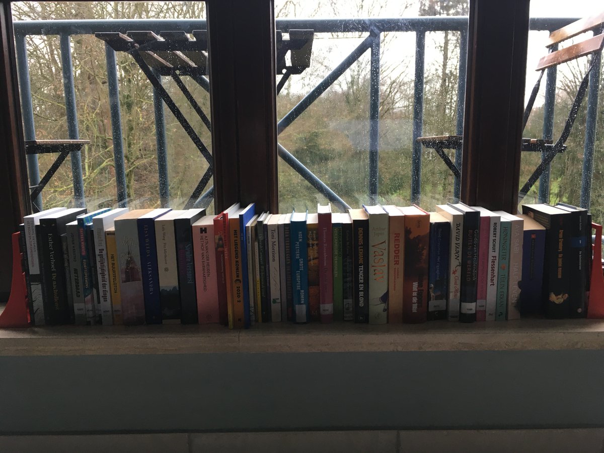 Ziehier, niet eens de helft van wat ik dit jaar at. Had ik niets in bibliotheken ontleend, had ik niet tot twee keer toe boeken achtergelaten, had dit rijtje ruim vijftig titels meer geteld.