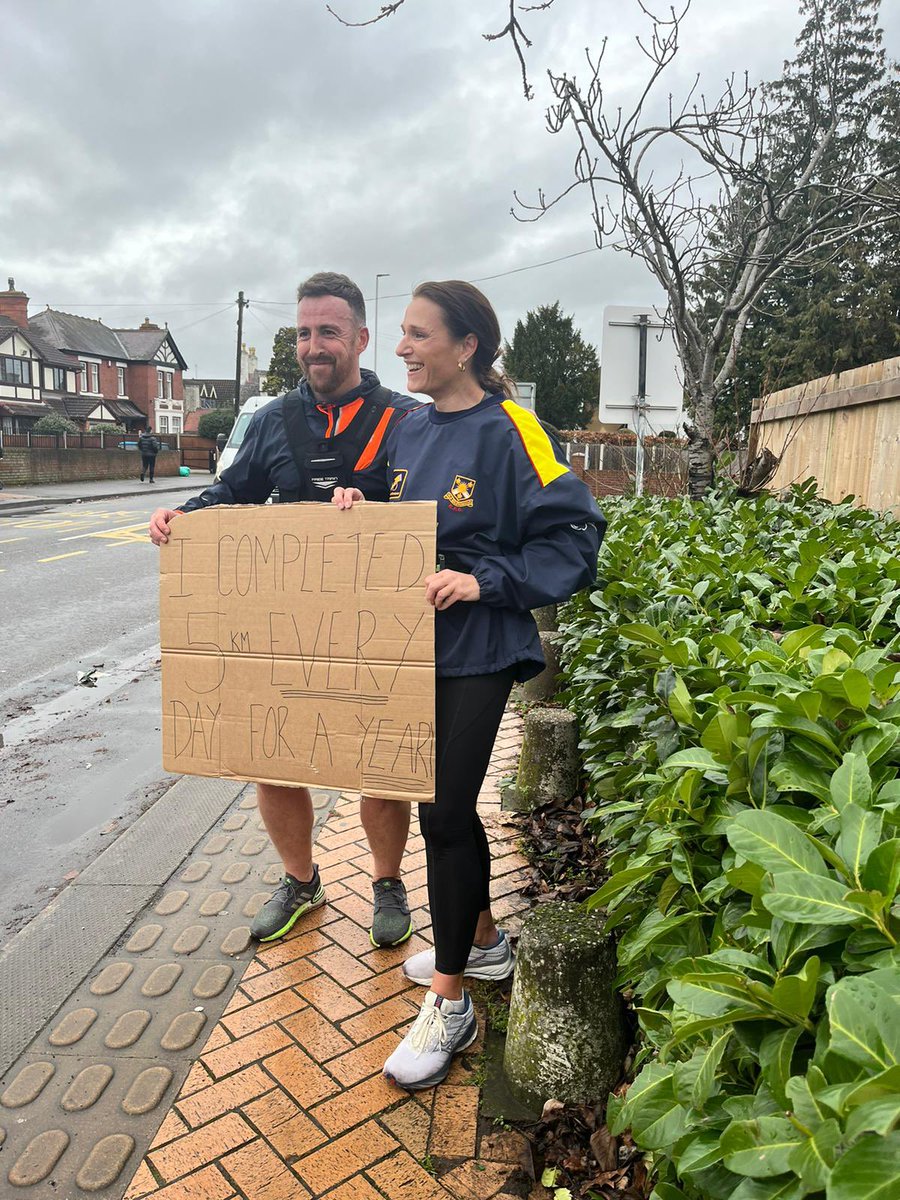 DinahMcL's tweet photo. #365 of running #5kmeveryday is DONE 
I DID IT 😍🥺💪🏽 
What a feeling - best 🍺 of San Miguel at 10am I’ve ever had in my life 🥴
Great to join others who have done this year and recent years too - i am officially in the 365 club ❤️ https://t.co/rW0xzrLgBK