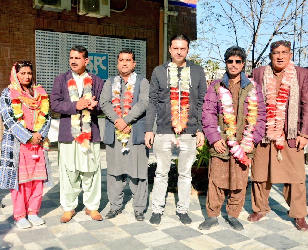 SaenSahrish's tweet photo. Alhamdullilah ,
Victory From Journalists Panel of @LalaAsadPathan,
Ek bar phir Sukkur Press Club Ki Treasurer (Wazeer e khazana😍)
Muntakhib Ho gae hun 😊
Thank You my Leader ,Voters and Supporters 🤲 😊 ✍
#SukkurPressClub
#SPCElection
#2023NewYear
#2022end https://t.co/6RO2jQ4n3Q