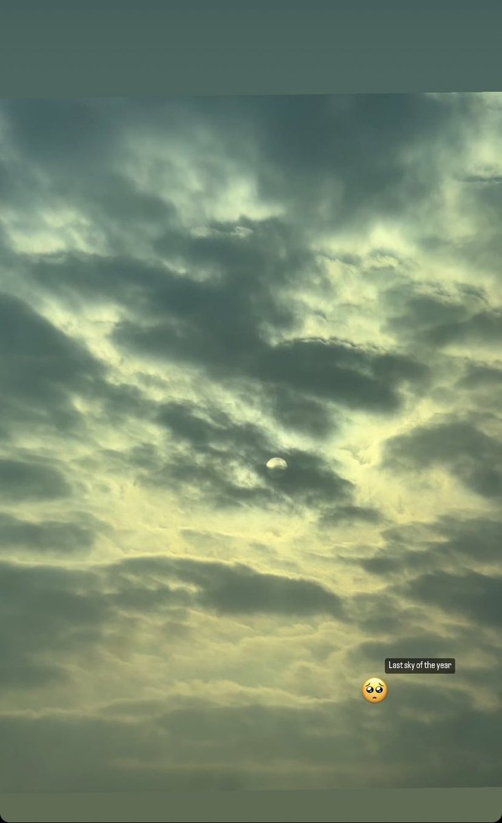 marklooped's tweet photo. 221231
onyourm__ark: last sky of the year 🥺 https://t.co/OS6wn58Gti