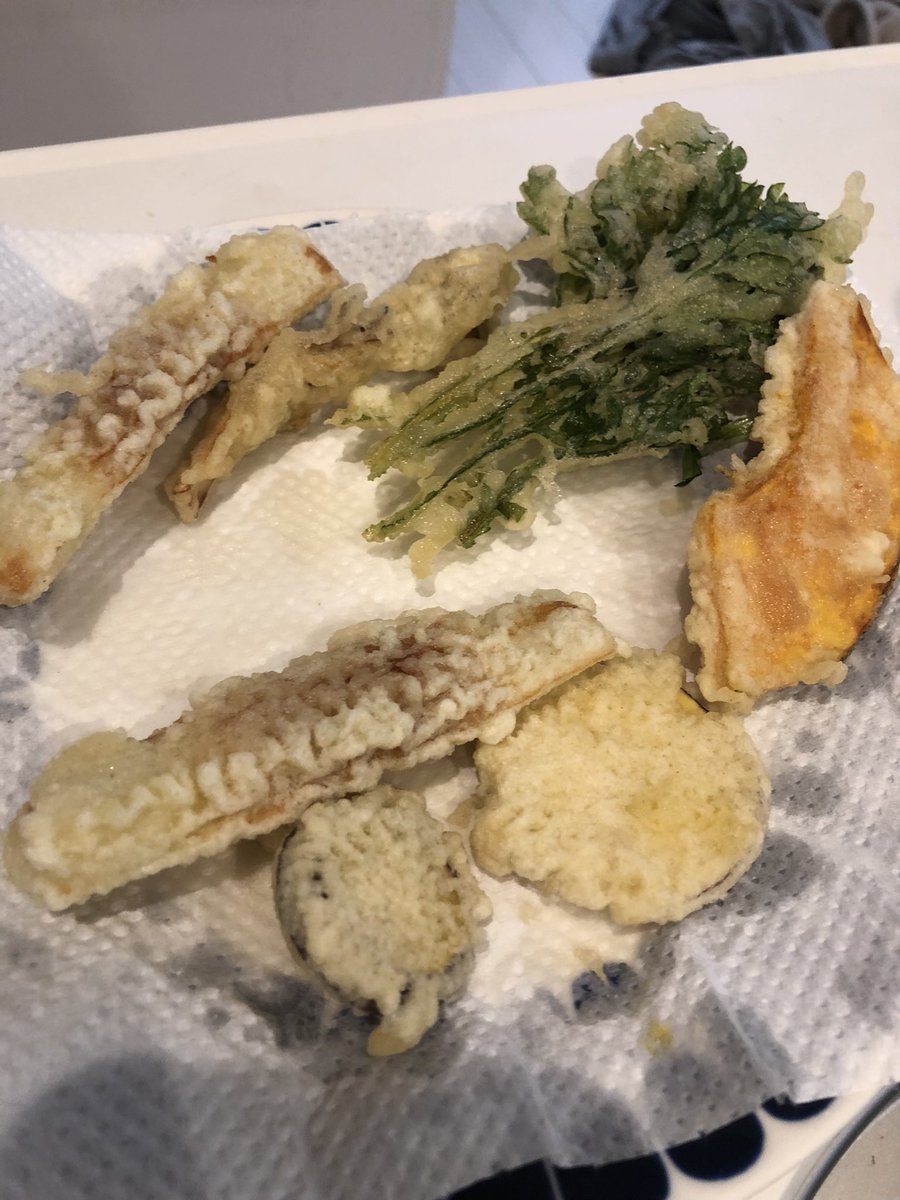 desuyone_game's tweet photo. 日本酒片手に天ぷらを揚げながらパクパク
天ぷらたくさん準備し過ぎていて果たしてお蕎麦まで辿り着けるか https://t.co/hdTk8OqDLo