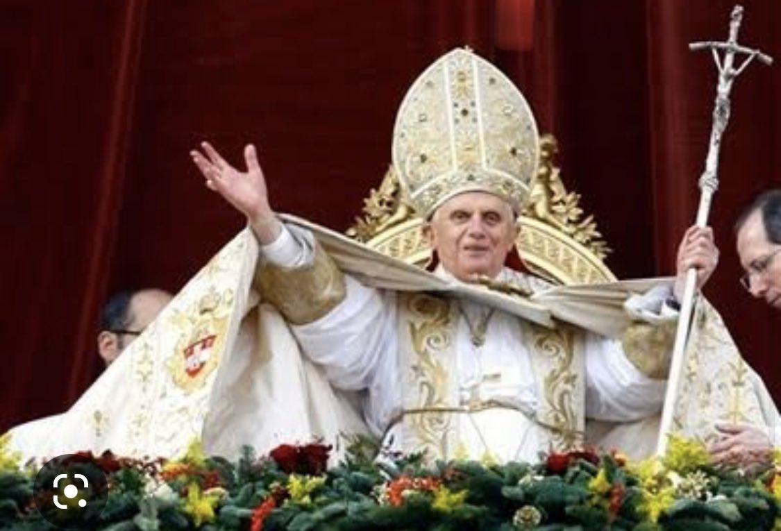 PaulaKrausche's tweet image. “O mundo é salvo pelo Crucificado e não pelos que crucificam. O mundo é redimido pela paciência de Deus e destruído pela impaciência dos homens.” Papa Bento XVI #RIPPapa