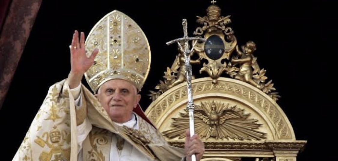PaulaKrausche's tweet image. “O mundo é salvo pelo Crucificado e não pelos que crucificam. O mundo é redimido pela paciência de Deus e destruído pela impaciência dos homens.” Papa Bento XVI #RIPPapa