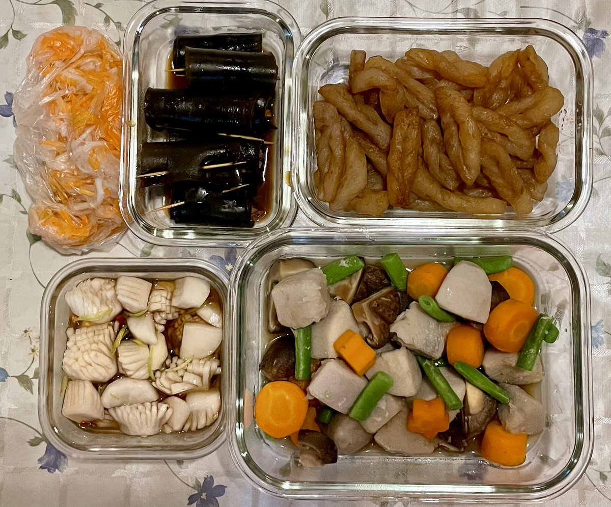 HInnepal's tweet photo. ネパールで過ごすお正月も最後か…
接続がぶちぶち切れる紅白を横目で見ながらおせち作り。時差のせいで日本と微妙にテンション合わない年越しも最後となると名残惜���いような。
今晩はこてつさんでテイクアウトした天ぷらとお蕎麦を食べて年越し😊
皆様よいお年を！ https://t.co/LQ4ctMu9zz
