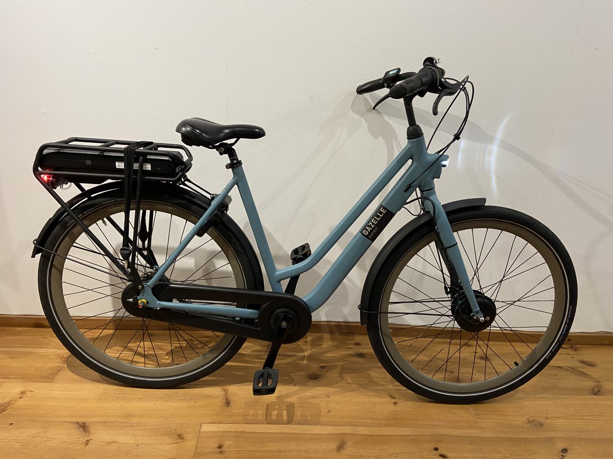 Op het eind van het jaar hebben we nog gauw een leuke Gazelle Esprit met voorwielmotor in de aanbieding. Modeljaar 2021, 627km op de teller voor € 1.299,-. Wie doet ons dat na?