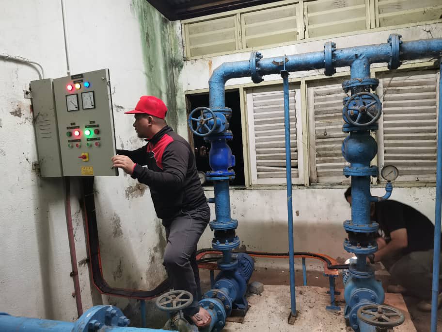 JKR CKE TRG (@jkr_cketrg) on Twitter photo Pemeriksaan dan Pembaikan Elektrik berdasarkan Aduan yang diterima dari Pusat Pemindahan Sementara (PPS) SK Kompleks Gong Badak secara Tenaga Jabatan CKE Trg.
#CKEBerprestasiTinggi
@IrMdridzwan <a href="/HasliJKR/">Hasli Ibrahim (Ir. Dr.)</a>
<a href="/rozniazwar/">Ir. ROZNI</a> <a href="/hanizanshaffii/">hanizan</a> <a href="/husinmjkre/">Husin Mustafa</a> <a href="/noorashikinmt/">noorashikin tamimi</a> <a href="/JKRTerengganu/">JKR Terengganu</a> Pemeriksaan dan Pembaikan Elektrik berdasarkan Aduan yang diterima dari Pusat Pemindahan Sementara (PPS) SK Kompleks Gong Badak secara Tenaga Jabatan CKE Trg.
#CKEBerprestasiTinggi
@IrMdridzwan <a href="/HasliJKR/">Hasli Ibrahim (Ir. Dr.)</a>
<a href="/rozniazwar/">Ir. ROZNI</a> <a href="/hanizanshaffii/">hanizan</a> <a href="/husinmjkre/">Husin Mustafa</a> <a href="/noorashikinmt/">noorashikin tamimi</a> <a href="/JKRTerengganu/">JKR Terengganu</a>
