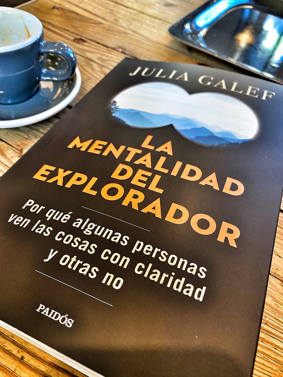 En 'La mentalidad del explorador', Julia Calef, especialista en toma de decisiones y pensamiento racional, ahonda en la idea de que "saber razonar" no es la panacea.

Y para demostrarlo, te lleva a un viaje por el mundo de la ciencia, los negocios, el activismo, la política...