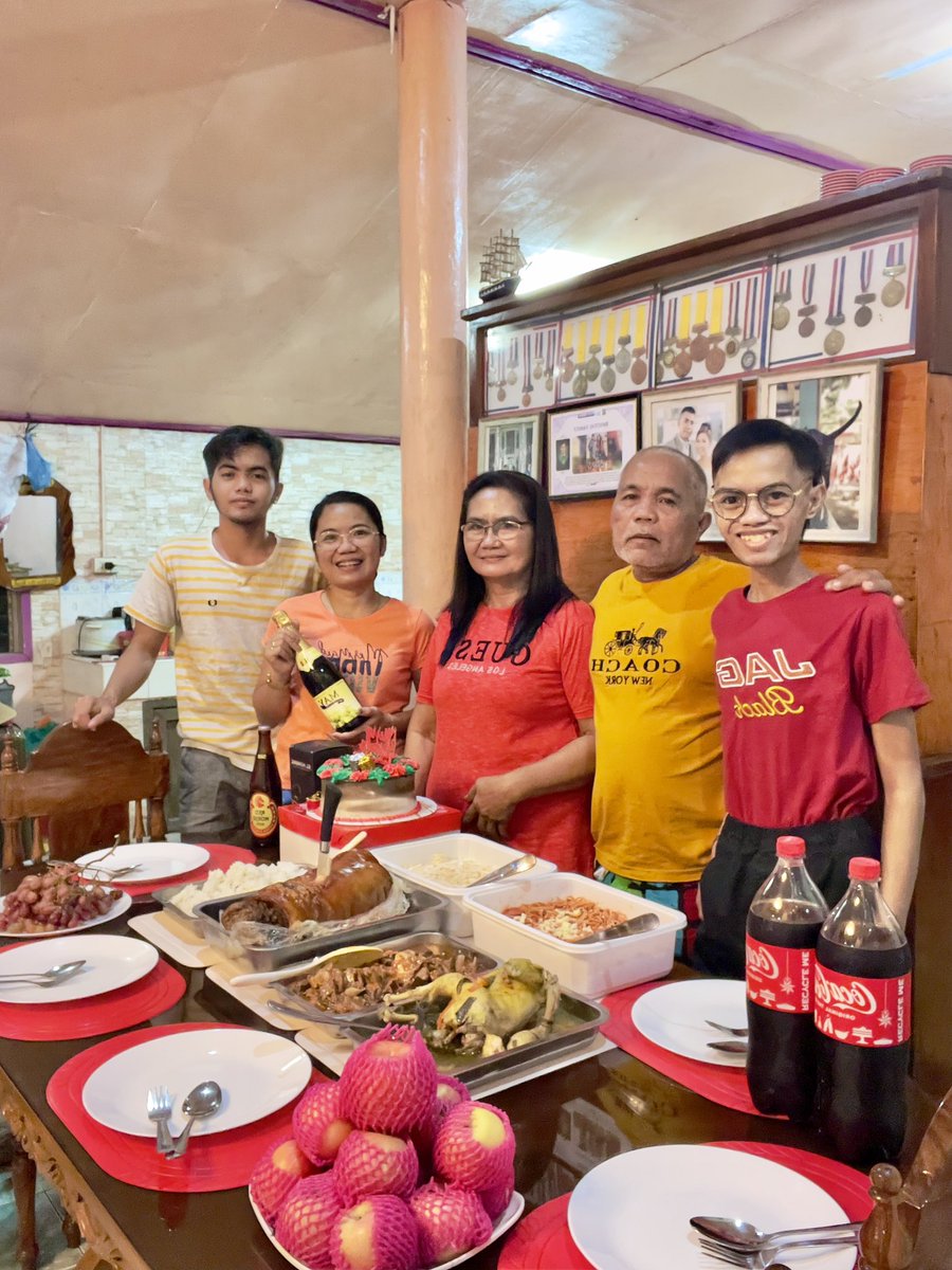 biotasrixc's tweet image. Merry Christmas 2022
By the Family 
With the Family 
For the Family 

insert: our Kuya Roj kay toag MNL 🥰♥️🥺 #lateups