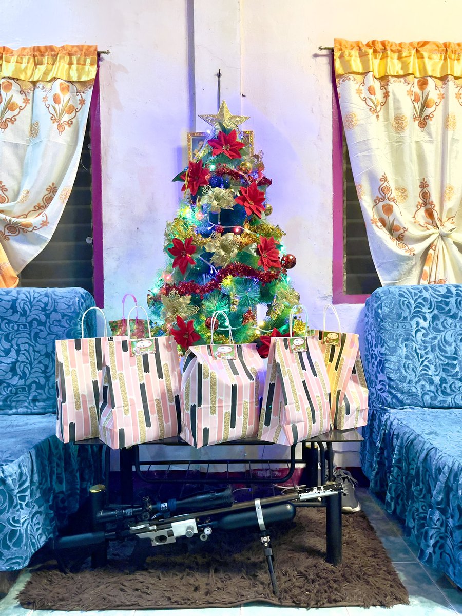 biotasrixc's tweet image. Merry Christmas 2022
By the Family 
With the Family 
For the Family 

insert: our Kuya Roj kay toag MNL 🥰♥️🥺 #lateups