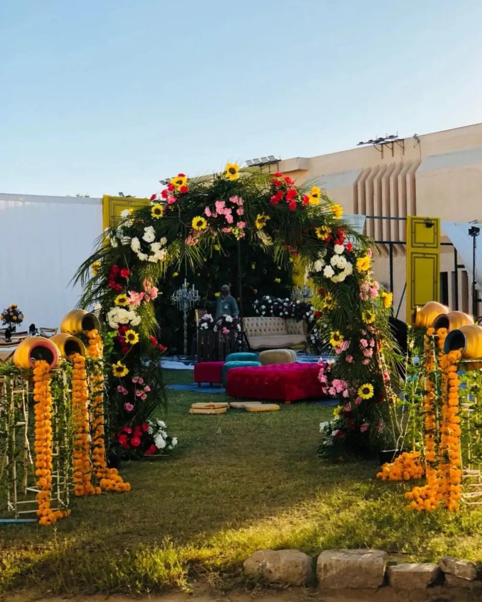 dawatpk's tweet photo. Sun-kissed flowers and clear skies- The Sunny Mayoun!

#Dawatpk #mayoun #dayevent #haldiceremony #haldidecor #desiweddings #karachiweddings #karachi #wedding #pakistan #love https://t.co/aY4k6rCu8d
