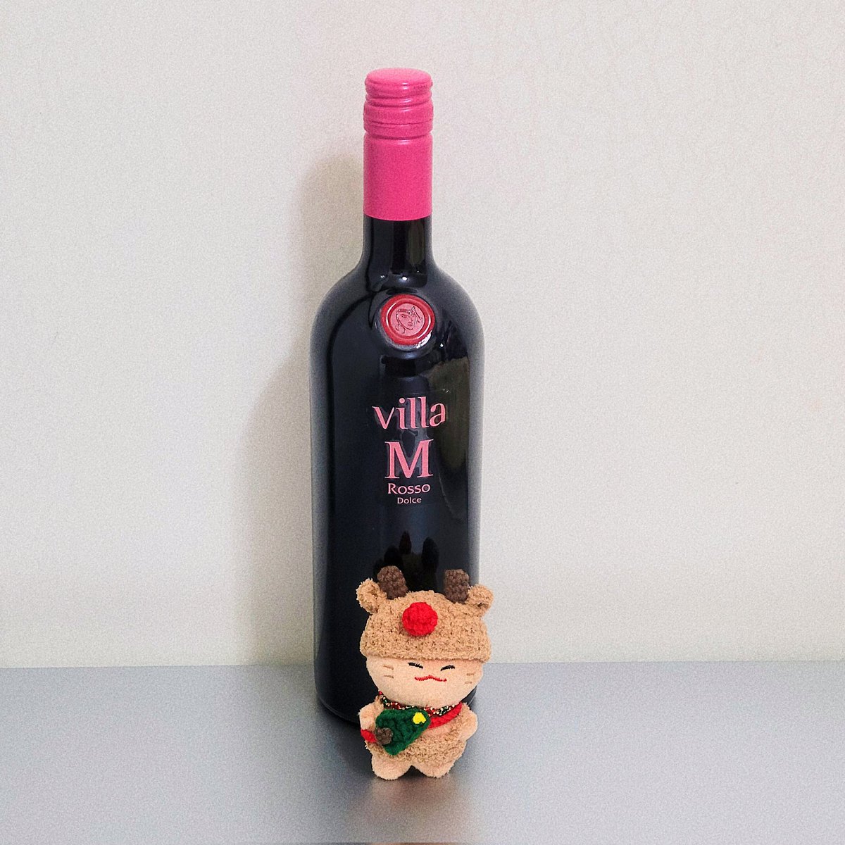 연말 너낌으로 루돌프잊냥이로 옷 갈아입히고
핫핑크뽀이 쭈너리에 맞추려고 
핑크 스파클링 와인과 함께🍷💖