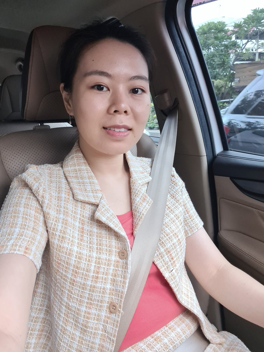 shelz_SB's tweet image. Foto baju garis, hari ke 2 kulineran di Bandung.
Foto baju pink blazer kuning, baru banget kemarin, makan Korea.
Foto 3 &amp;amp; 4 :jaman kuliah.
Udah hampir 4-5 tahun lalu. Kalau bukan karena rahun ini ketemu program TWS, ga akan merasa dulu pernah segemuk itu.
#twsprogram #programtws