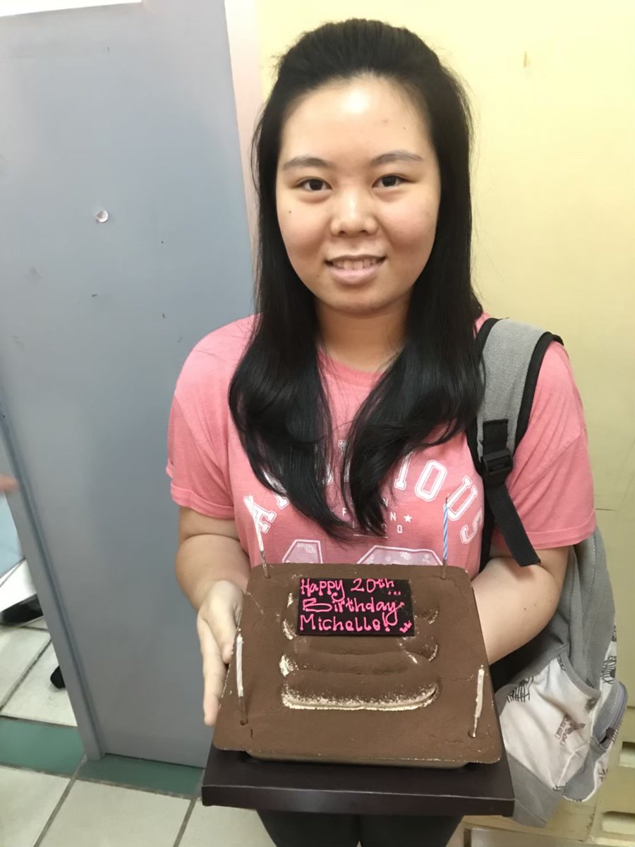 shelz_SB's tweet image. Foto baju garis, hari ke 2 kulineran di Bandung.
Foto baju pink blazer kuning, baru banget kemarin, makan Korea.
Foto 3 &amp;amp; 4 :jaman kuliah.
Udah hampir 4-5 tahun lalu. Kalau bukan karena rahun ini ketemu program TWS, ga akan merasa dulu pernah segemuk itu.
#twsprogram #programtws