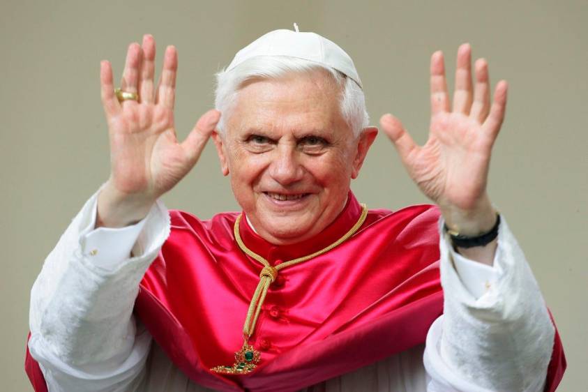 InteraccionNews's tweet photo. El papa Benedicto XVI murió este sábado a las 9:34 local (8:34 GMT) en el monasterio Mater Ecclesiae del Vaticano a los 95 años de edad. 

Joseph Ratzinger había renunciado al pontificado en 2013. https://t.co/GpQFOkSnmP