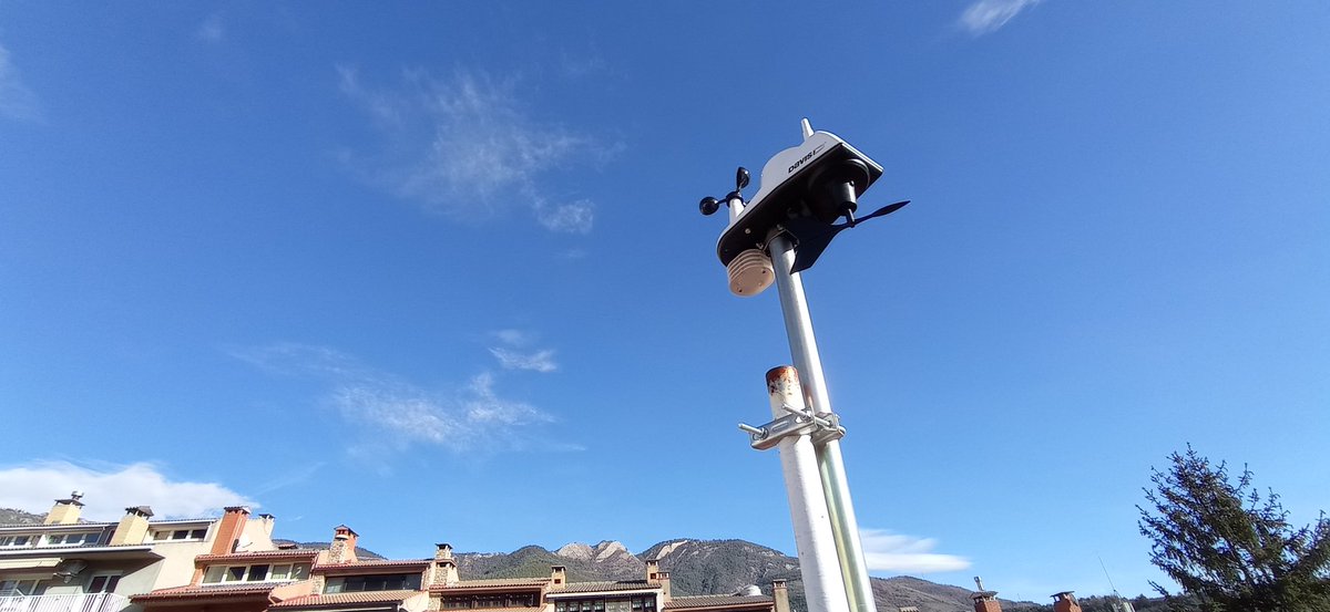 manelcascante's tweet image. 🌸🌸Aires de primavera per cloure el 2022.
📈Avui ha tocat el manteniment anual de la @davisinst #VantageVue de Bagà centre, estació amb 10 anys sencers de dades.
@meteocadi