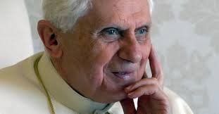 afollini's tweet photo. Passammo subito da un Papa filosofo e pastore ad uno teologo e studioso. Due modi diversi di percorrere un'unica via. Un pontificato discreto ma non privo di sfarzi, suggeriti forse da una curia poco amorevole e devota. Una rilettura delle sue opere ci dirà il suo grande valore. https://t.co/rqdFWB2iK5