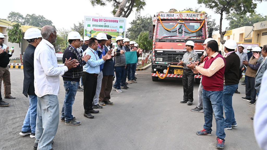 drusawasthi's tweet photo. Glad to share that #IFFCO Phulpur Nano Unit has dispatched it’s 1st consignment of 18000 Bottles of #NanoUrea liquid to Hamirpur UP today. Phulpur Unit Head Sh. @sanjaykudesia and Sh. @giridhariffcoi1, GM IFFCO Nano plant flagged off the truck. @fertmin_india @mansukhmandviya https://t.co/1RGd4Z5DfV