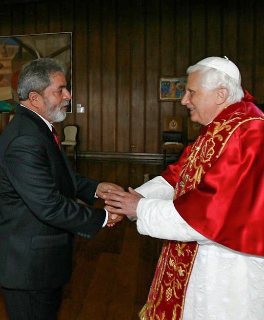 Presidente Luiz Inácio Lula da Silva cumprimenta o papa Bento XVI em visita do pontífice ao Brasil em maio de 2007/ Créditos: Twitter @Lulaoficial