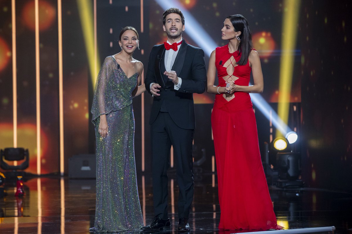 Chenoa's tweet photo. Mi aldea preciosa.❤️ Esta noche a partir de las 23hrs  estaré despidiendo el 2022 y dando la bienvenida al año nuevo en "Feliz 2023" de @La1_tve con mis adorados  @carlos1torres y @RocioMMorales 💕💕
Amores mis mejores deseos para este 2023.💫🥂🍇Os quiero mucho 🧡💕#FelizAño https://t.co/gmDgGArF6k