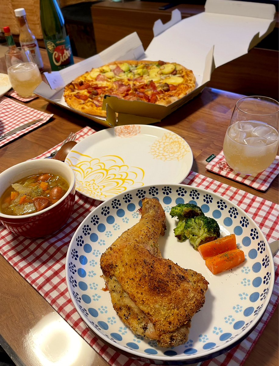 KOU05231022's tweet photo. 載せ忘れお家クリスマスご飯です🎄🍗
このチキンを買いに行ったスーパーの店内放送でお正月越えて恵方巻きの宣伝が流れていて気が早過ぎると笑いながら買い物をしました😁
必要な事なんだろうけどもう少し日々の流れをゆっくり感じたいんですよねw
#おうちごはん https://t.co/TxgW6rlSpm