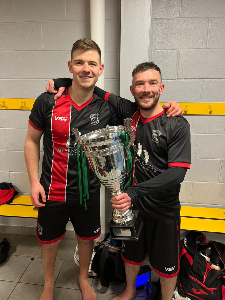 Shawbridge_AFC's tweet photo. Shawbridge 4 @EFA_SMAFL 3
@GarrySweeney10 ⚽️
@oliverlincoln2 ⚽️
Matty ⚽️⚽️

Pre-season tourney final during the Xmas week🎅
Credit to both sides👏🏻

Thx to @ClydesideAth for organising and @QuinnergyLtd for supporting👏🏻

#MTS🔴⚫🔴⚫🔴⚫

@OfficialSMAFA 
@scottish_aff 
@ScotAmFA https://t.co/zdOwIcgE6o