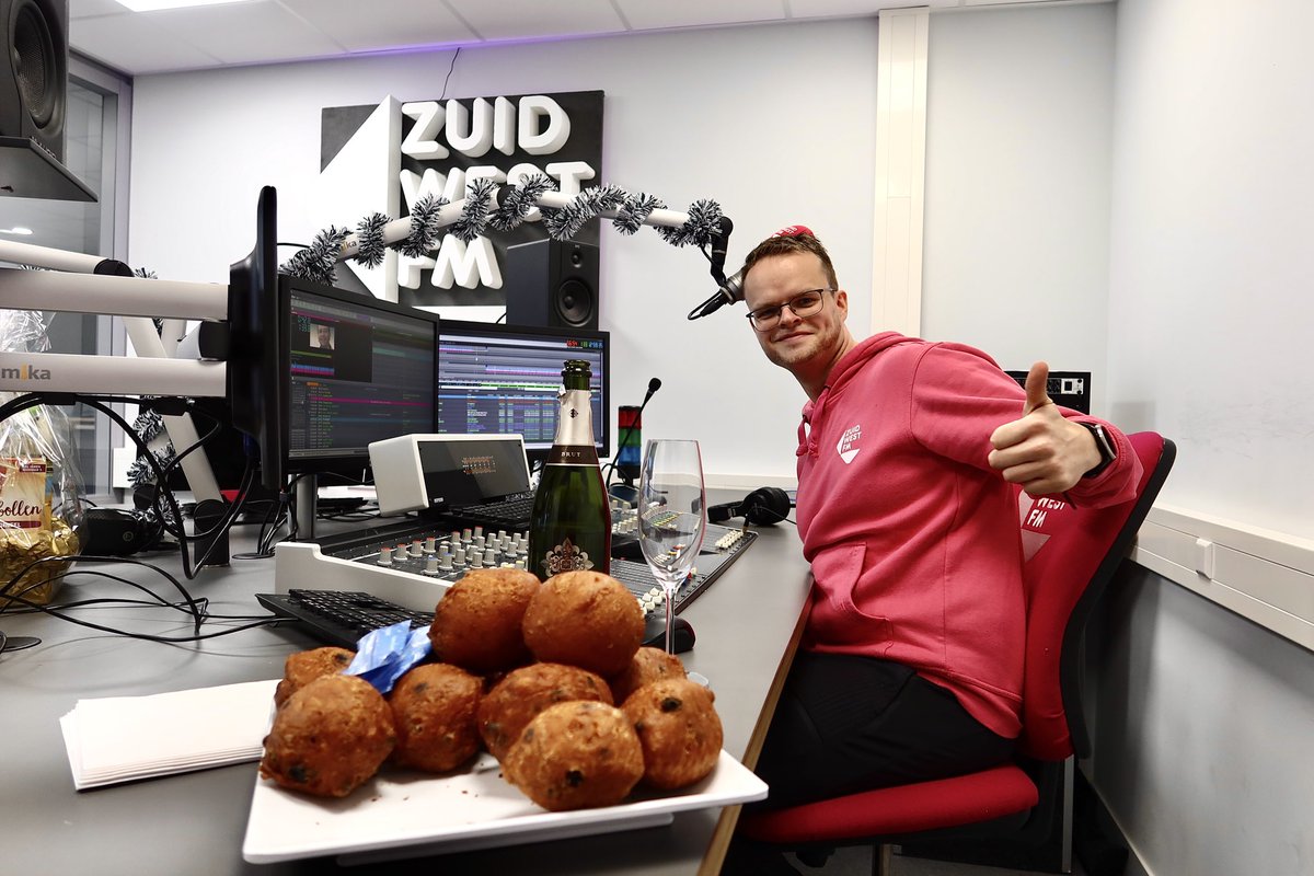 De Top 100 van 2022 in volle gang op ZuidWestFM. Wij nemen in de studio nog een oliebol en tellen af naar de nummer 1 🎆🥂