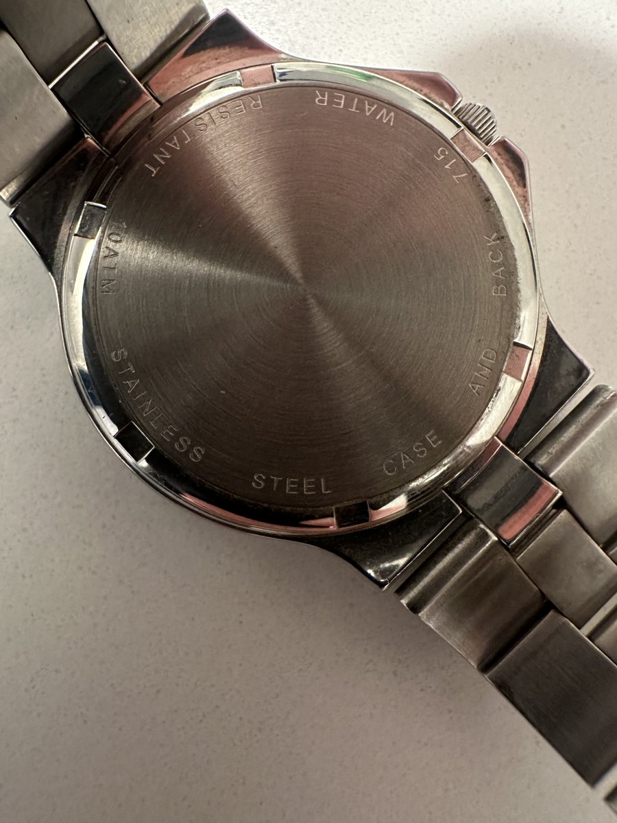 Wondering if anyone can help me identify this #watch. Clearly I don’t know how to Google as I am not getting any results for this brand/model. #timepiece