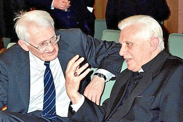 Rafael_Narbona's tweet photo. EL LEGADO DE BENEDICTO XVI

1. Fue un brillante ensayista, pero su labor teológica carece de la altura de Karl Rahner o Walter Kasper. Su 'Introducción al cristianismo' (1968), que  refleja el espíritu renovador del Concilio Vaticano II, es quizás su mejor obra. https://t.co/4R6RfEfpQg