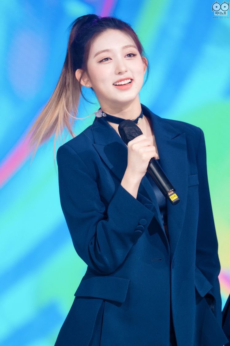 Juyeoqn's tweet photo. @TheRatherLover “Baik, terima kasih Radees atas sepatah-dua patah kata nya yang cukup berkesan dan penuh *hiks* air mata…” Janu pun mengisak air matanya yang nggak seberapa itu, “Karena hari pun sudah semakin larut, maka gak afdol kalo gak ada pesan dan kesan dari kakak kita tersayang..” https://t.co/rPTQ3mRvnD