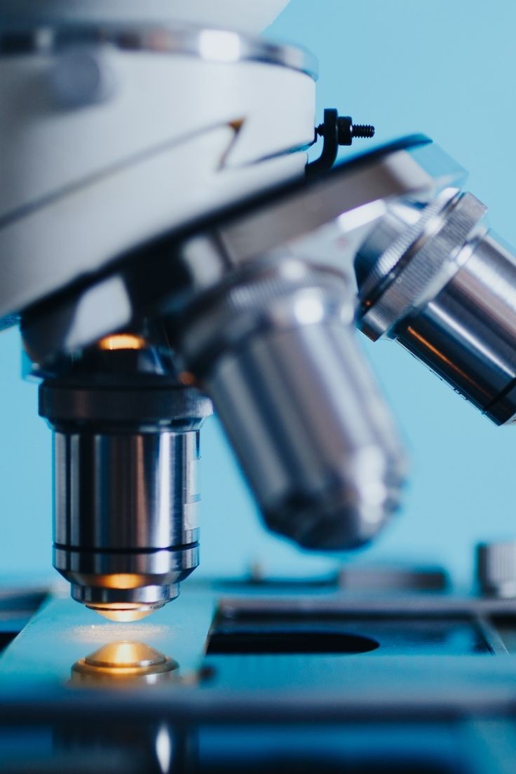 – Хм... низкий гемоглобин, так и знала! - девушка победоносно улыбнулась краешком губ и отстранилась от микроскопа, лишь сейчас замечая ваше присутствие.
– Вижу, вы ко мне. - вскинула бровь, - Надеюсь, по важному делу, мне ещё с идиотами из Скотленд-Ярда разговаривать.