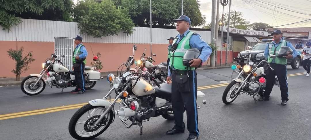 #Nicaragua Desde tempranas horas de la mañana de este 31 de #diciembre la Policía Nacional realizó el Banderillazo de las Fuerzas Policiales "Plan de Seguridad de Fin de Año"