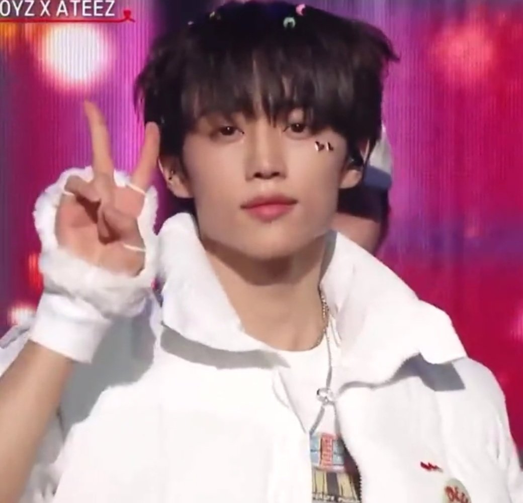 10ve0412's tweet photo. The outfit and the hairstyle makes him look extra cute and lovely. This fr got me smiling and giggling Iike crazy thru out the whole stage it was so cute https://t.co/nJPwJF45JB