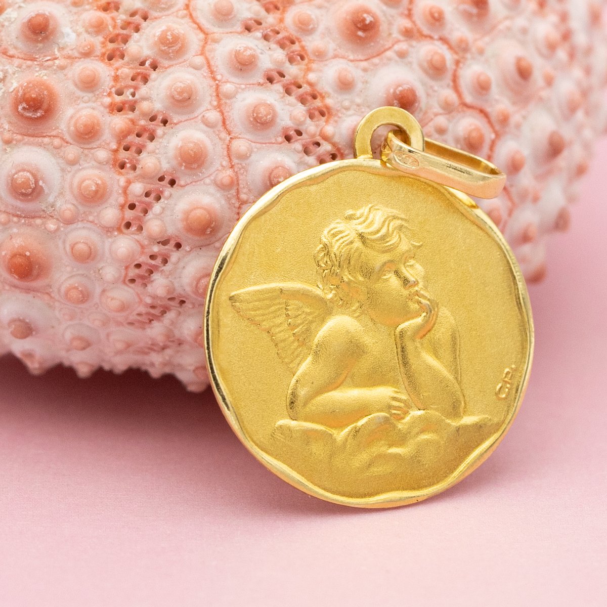 MagicHouseof's tweet photo. For sale is this 18 K yellow gold cherub pendant. This beautiful detailed medal depicts Raphael from the famous painting 'Madonna di san sisto' The oil painting from Raphael Sanzio. Thanks to the many details of this little angel his...

https://t.co/JXpO3ypK1p https://t.co/8EVZHObtVP