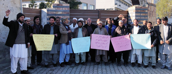 zamaswat's tweet photo. کشمور میں چار افراد اغواء، رشتہ داروں کا پریس کلب کے سامنے احتجاج - https://t.co/vZE4nC1F1A https://t.co/CEgD5O35KE
