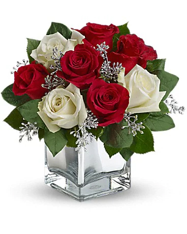 springgardenfs's tweet photo. New Year's Eve flower #arrangements and #centerpieces are available at our flower shop or online at SpringGardenFlowerShop. 

#newyearcelebrations #newyearseveflowers #celebratewithSpringGarden #florist #flowers #shoplocal #familyflorist https://t.co/rF1zIMIDFR