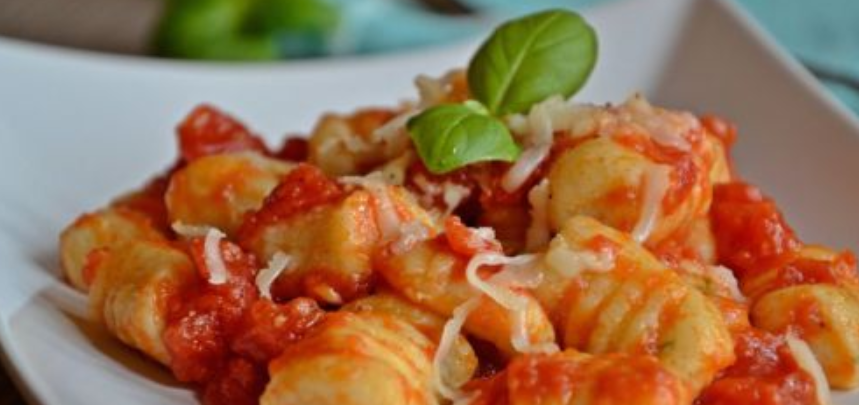 CirioUK's tweet photo. A spicy #arrabiata sauce is simple!
Fry #ChilliFlakes in olive oil until infused, add garlic and add chopped tomatoes and let simmer for 15 minutes.
Serve with pasta, gnocchi or even in sandwiches! https://t.co/MmOnV33u9w