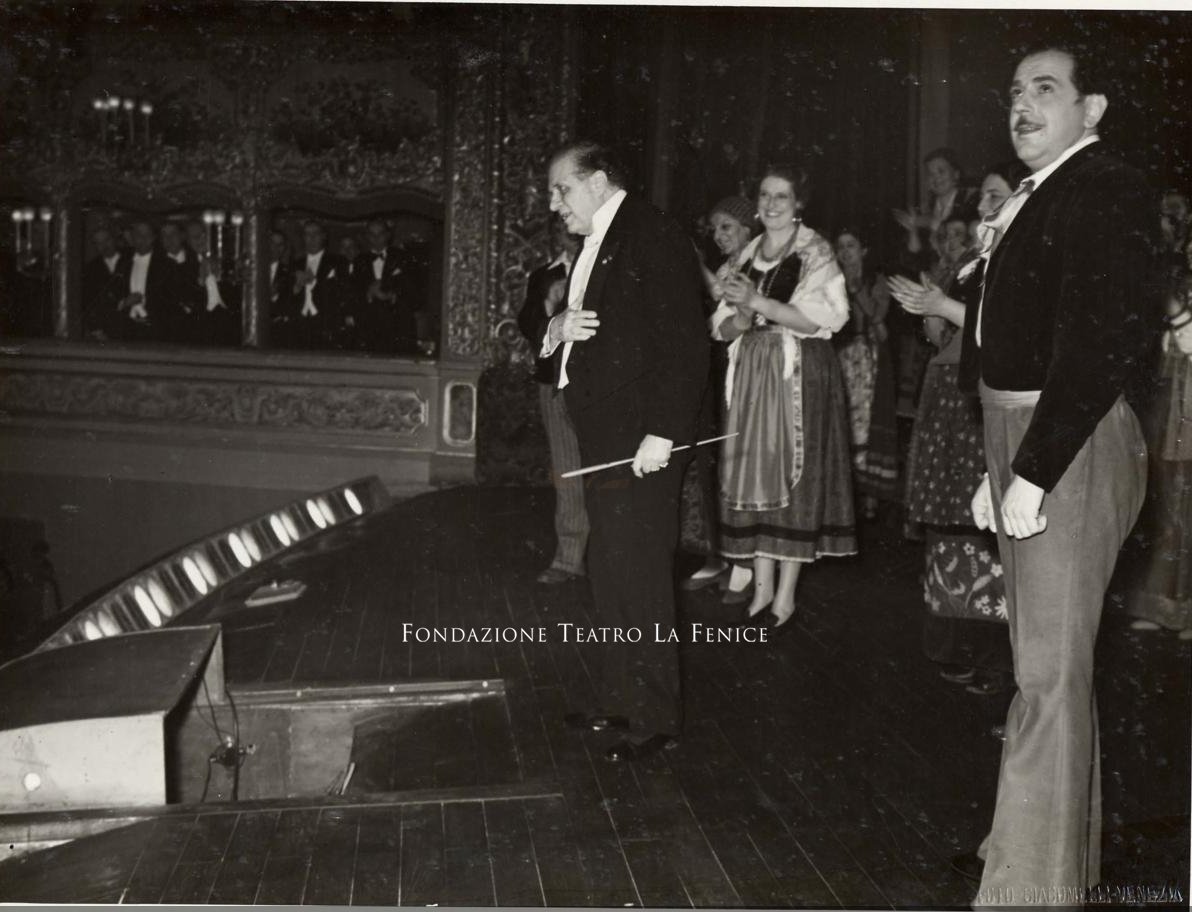 Uno dei momenti significativi del #CapodannoFenice è l'omaggio a Pietro Mascagni: nel 2023 ricorrono  i 160 anni dalla nascita. Questa foto lo ritrae qui nel 1940 quando fu chiamato a dirigere la sua stessa "Cavalleria rusticana". Ascolteremo poi l'inttermezzo dall'Opera