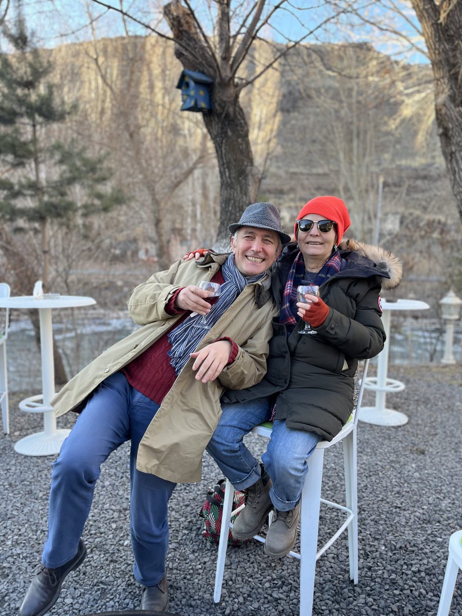 "Kars'ta sokak partisi olmaz" diye bana laf çakanlar aramızda mı? Sıcak şarap ve dansa erken başladık🕺🕺🕺🕺🕺😜
Gece yarısından sonra sokak partisi kısmı burada <a href="/katerinasarayi/">Katerina Sarayı</a> 'nın bahçesinde.
HARİKA BİR YIL OLACAK.