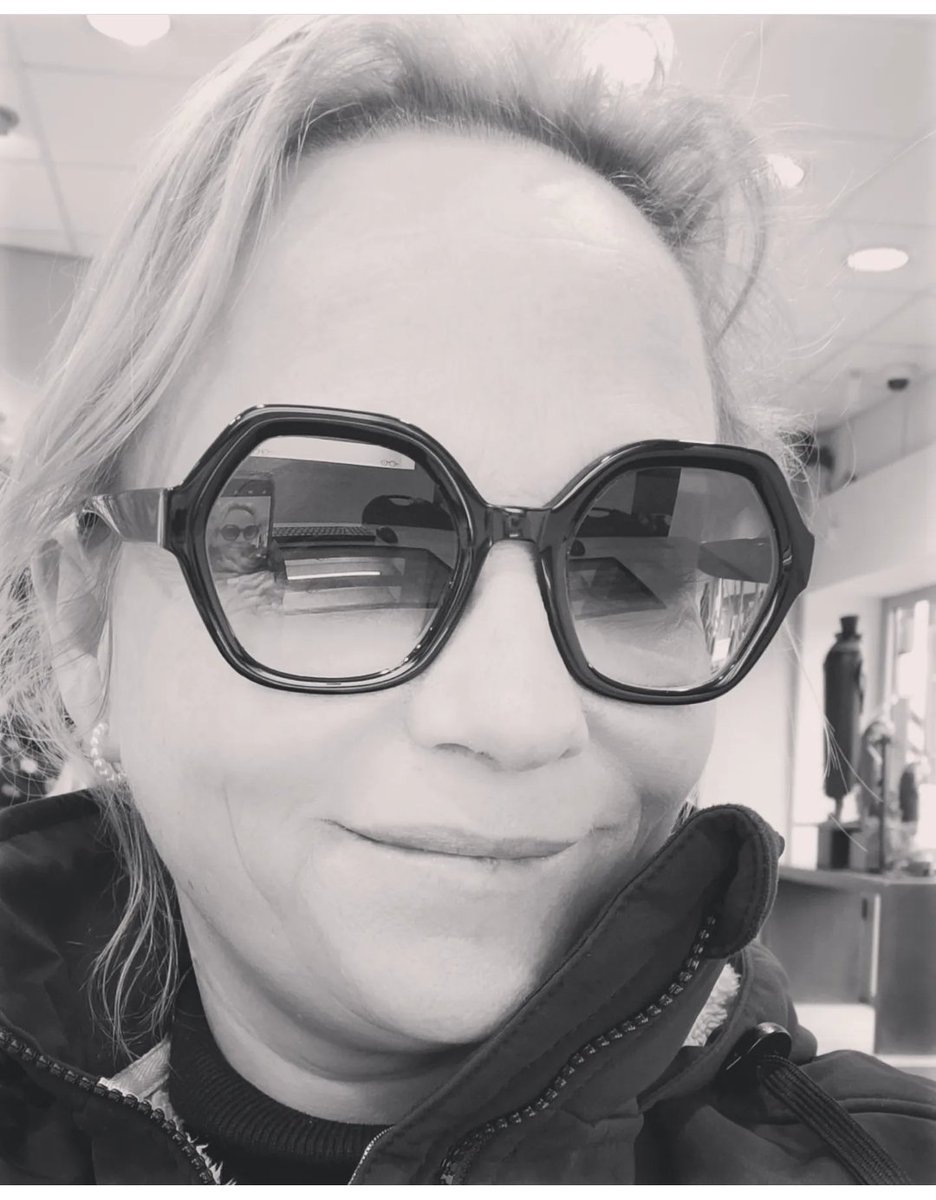 HenriketerH's tweet photo. Happy new sunglasses ๐
Nu nog even wachten op de zon ๐ฌ
#varifocus #varilux https://t.co/b8uLgpznxh