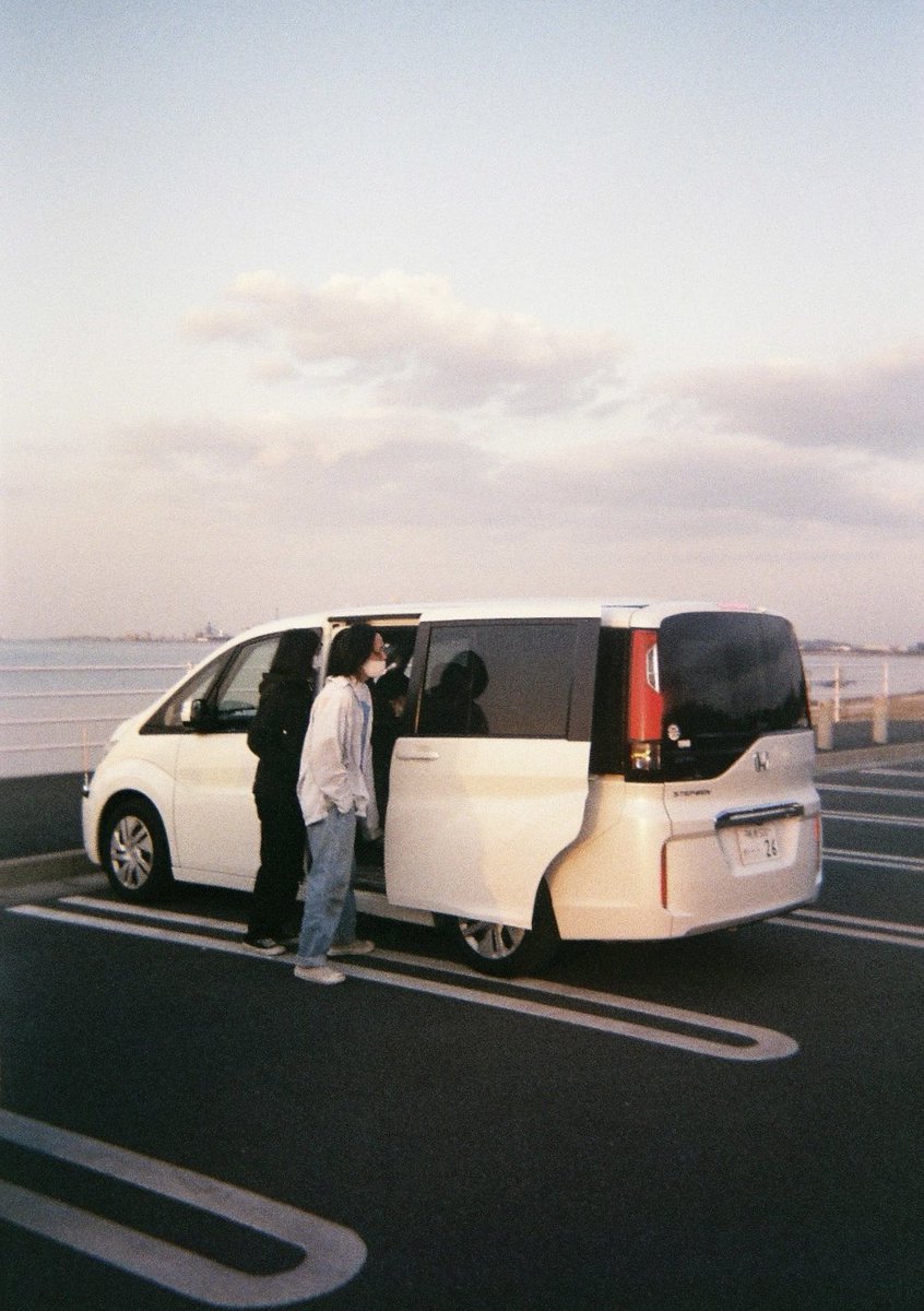 フィルム現像したらC Caseたくさん出てきた。1999のオフショ、「そういえば海MVなくない？」で千葉の海へ。振り返れば5本もMV作らせてもらったんだなあ、とりあえず一旦おつかれさま、そしてありがとうだ！