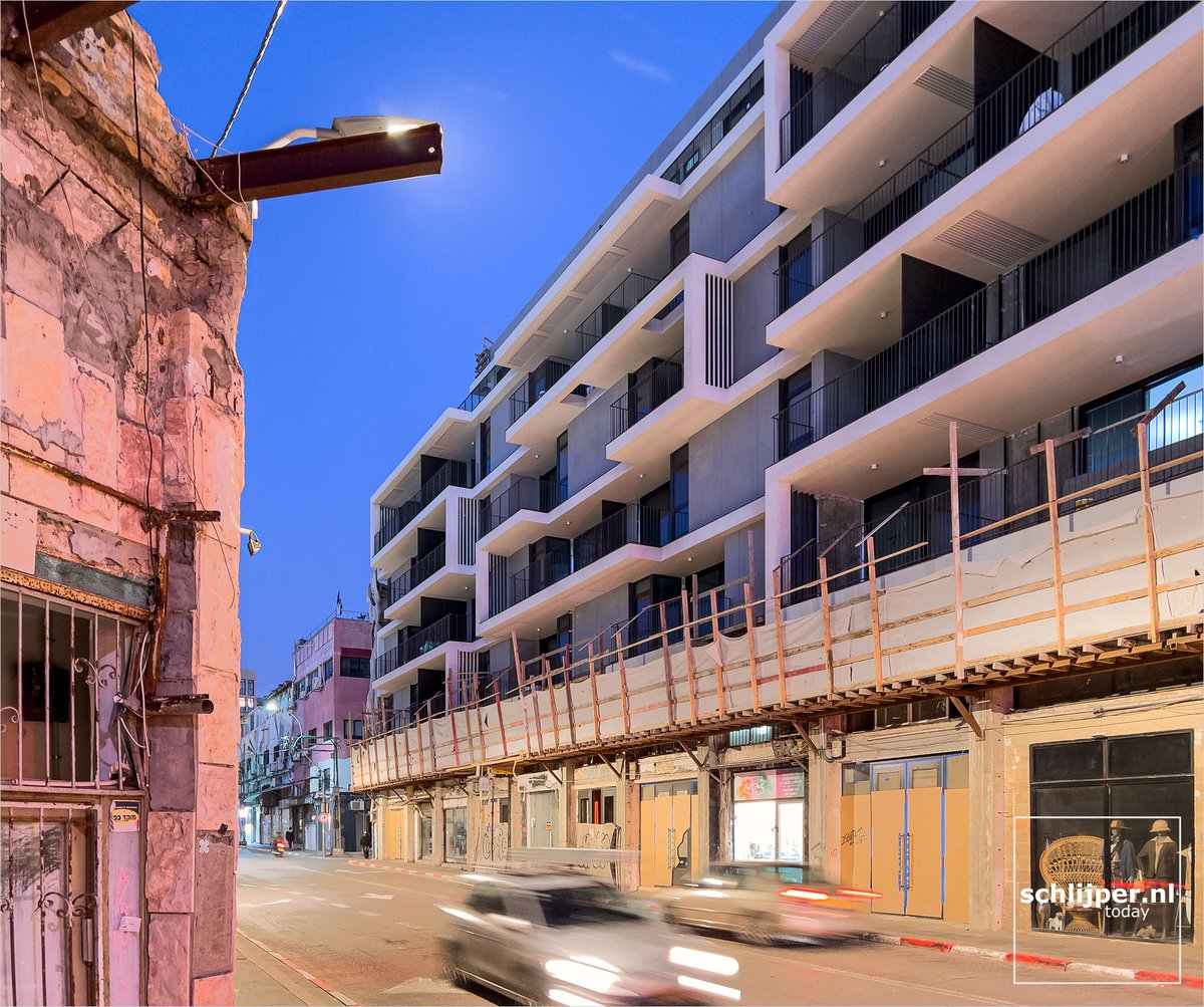 Derech Eilat: new building on top of old stores who stayed open during the construction. By Bar Orion Architects.

30 12 2022 17:16 #TelAviv #BarOrianArchitects #architecture #architectureTLV