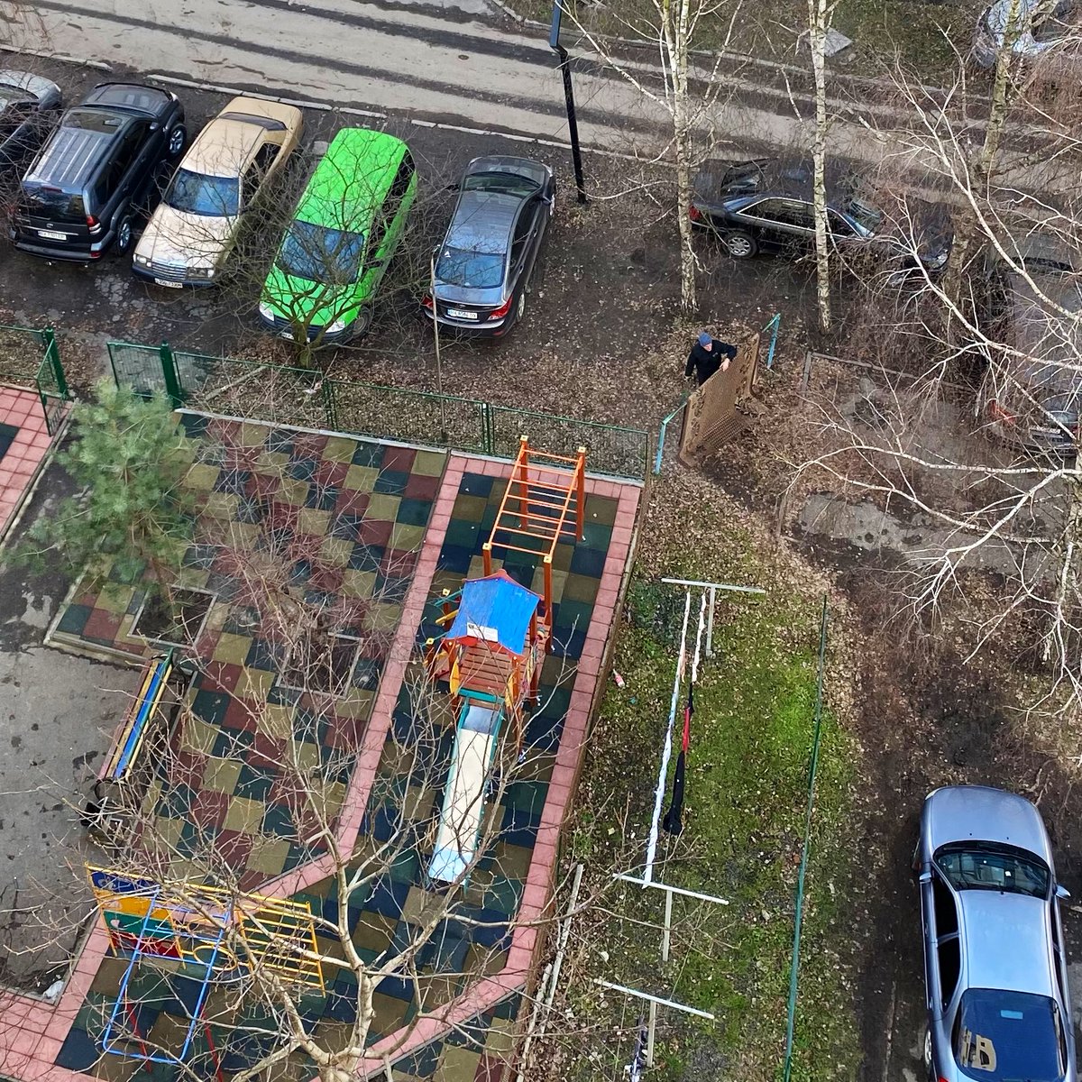 banana_nastasia's tweet photo. Explosions in the center of Khmelnytskyi.

Meanwhile, the man is cleaning the carpet. People go shopping.

No more fear, there is only anger and Cossack drive����

Dreaming of a big big wall from these dirty-ass russian bastards. #russiaisateroriststate https://t.co/YGFSfwxEcI