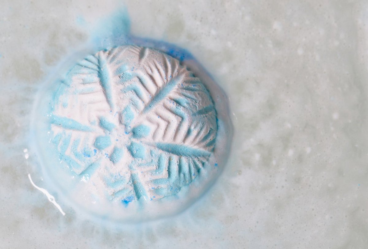 LushDoha's tweet photo. Its a wonderland feeling of fresh eucalyptus and peppermint scents. While lemongrass gives uplifting to boost your mind.Grab yours now to experience a blue water topped of snow white foam. #snowdrift #bathbomb 
#seasonalcollection #lushqatar https://t.co/JGVARPyWmH