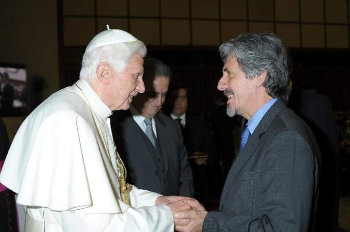 adriano_pessina's tweet photo. Un grande Papa,  timido ma determinato, profondo e coraggioso, da giovane considerato un teologo innovatore e progressista, poi giudicato un "conservatore": un uomo di fede e di pensiero. La sua morte chiude un anno e forse un'epoca.  Dio lo accoglierà nel suo amore. https://t.co/bSTv1NYXMk