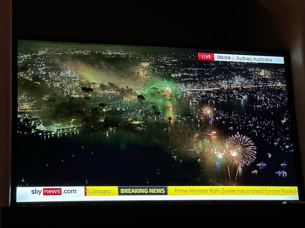 jhicks's tweet photo. Sydney always has a reliably spectacular New Year fireworks display to go with my breakfast on December 31. https://t.co/FtRswSDyXp