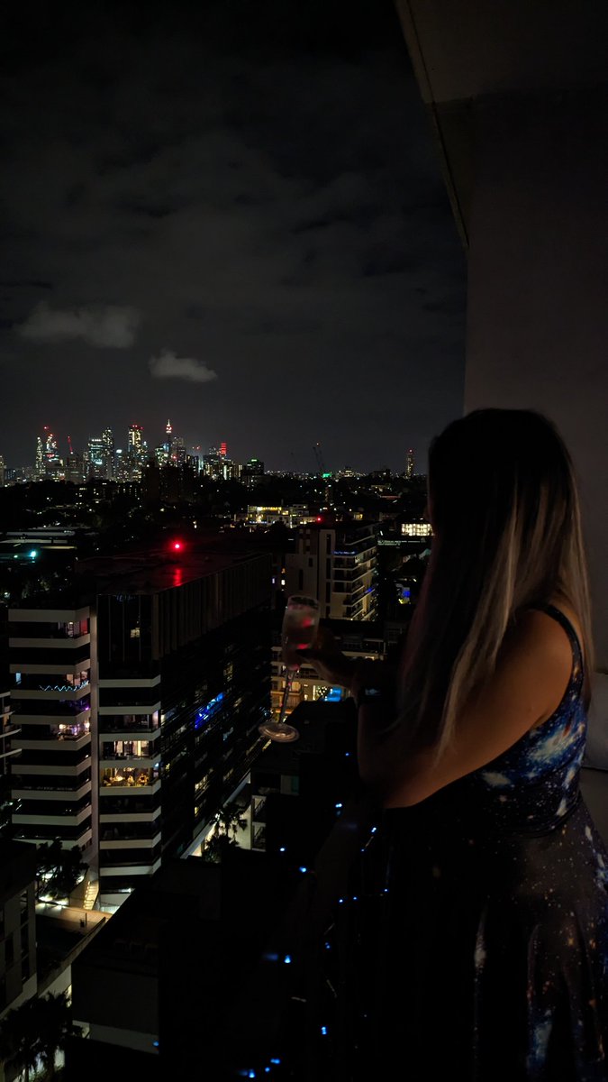 shadow_2012_'s tweet image. Happy New Year bitches ❤️