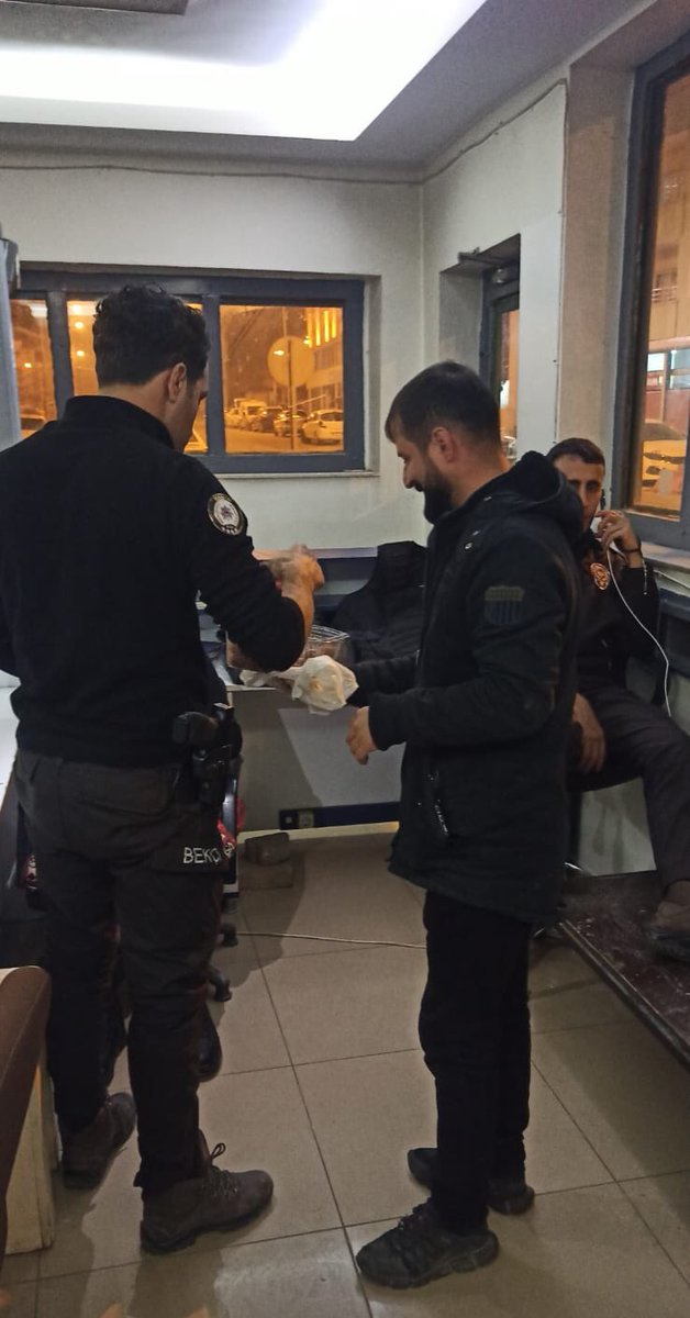 AkMazidagi's tweet photo. Yeni yılının ülkemiz, aziz milletimiz ve insanlık için hayırlara vesile olmasını temenni ediyoruz.

Yılbaşı gecesi Ak Parti Mazıdağı Gençlik kolları Olarak görev başındaki polis ve bekçi personellerimize tatlı ikramında bulunduk. https://t.co/lbjkEplnPi