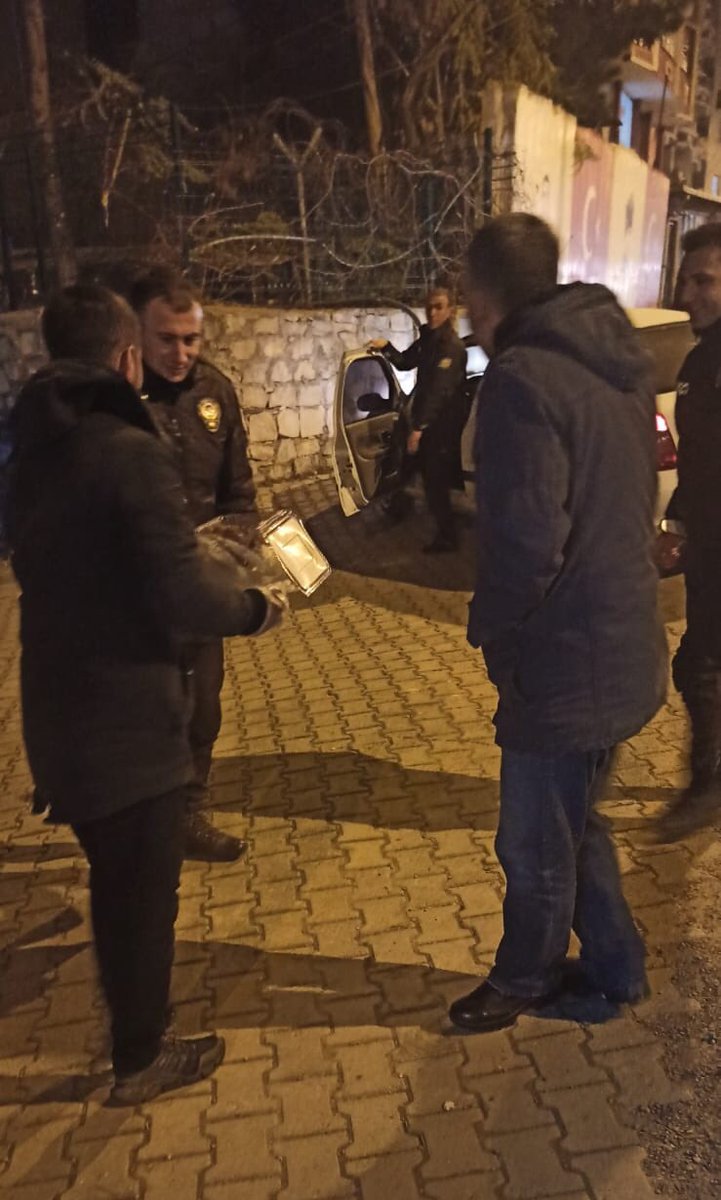 Yeni yılının ülkemiz, aziz milletimiz ve insanlık için hayırlara vesile olmasını temenni ediyoruz.

Yılbaşı gecesi Ak Parti Mazıdağı Gençlik kolları Olarak görev başındaki polis ve bekçi personellerimize tatlı ikramında bulunduk.
